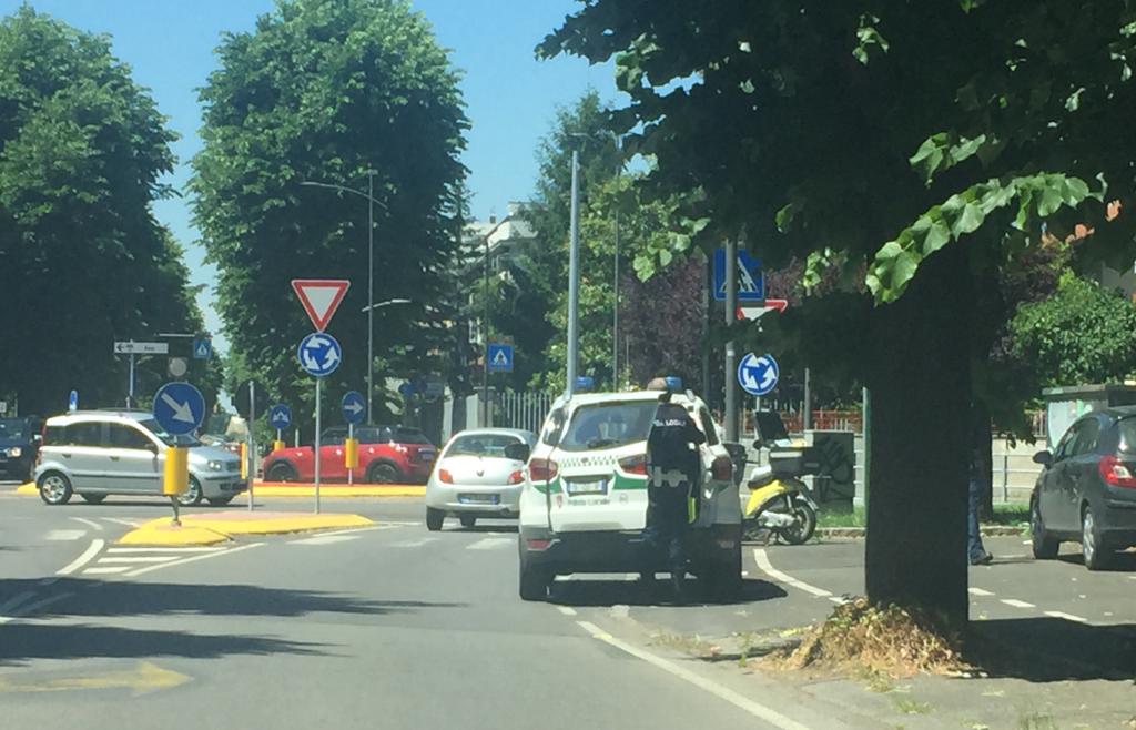 Cade dallo scooter in viale Piave, ferito il postino