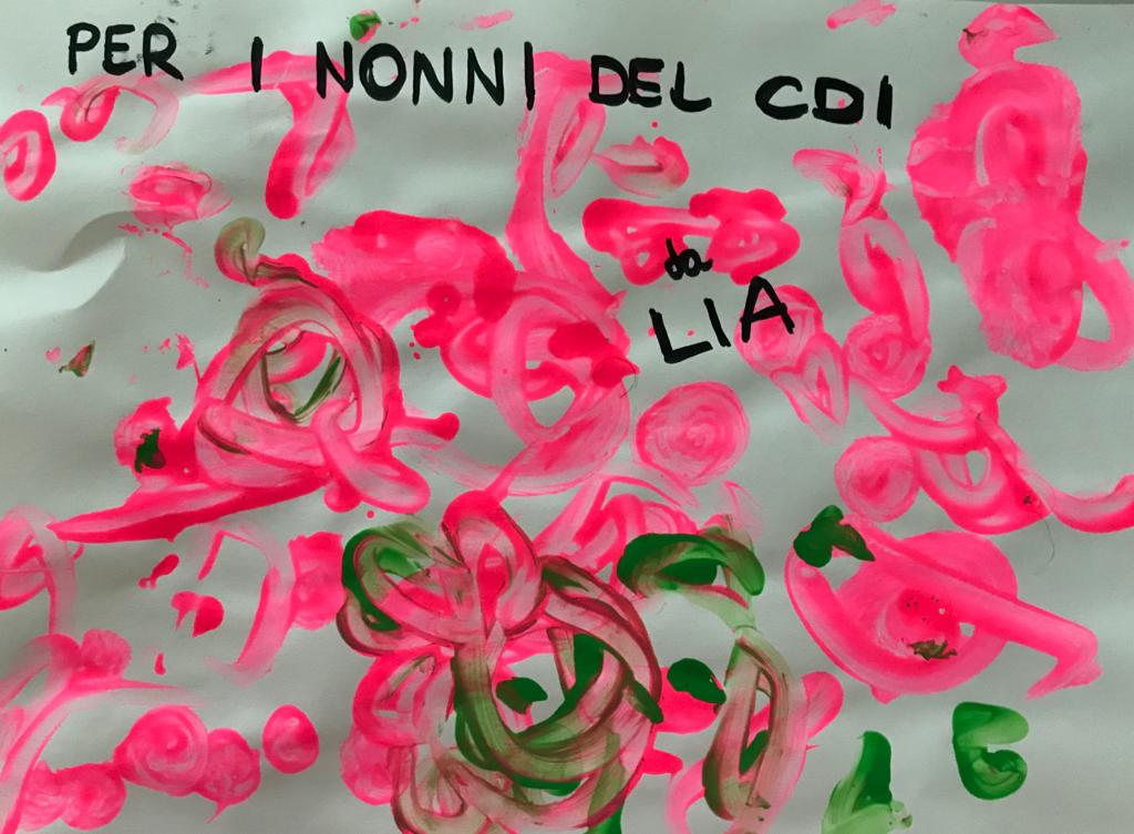 Nonni e bambini uniti da un arcobaleno di colori VIDEO