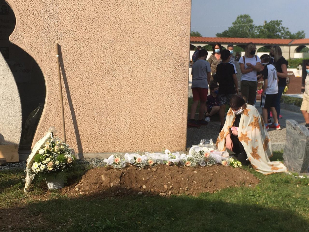Ultimo saluto al piccolo Karim: “Non ci sono parole, solo pietà e preghiera” FOTO