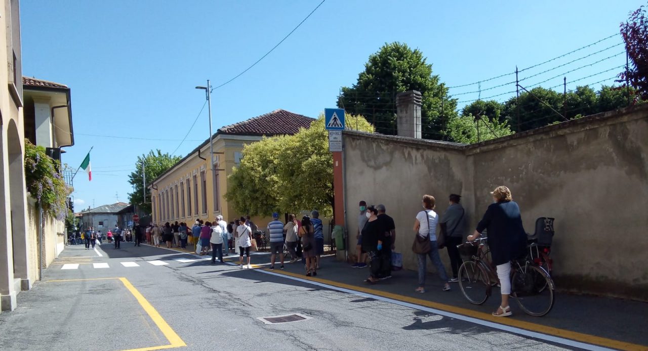 Delirio al mercato di Rivolta: lunghe code, assembramenti e cittadini furiosi