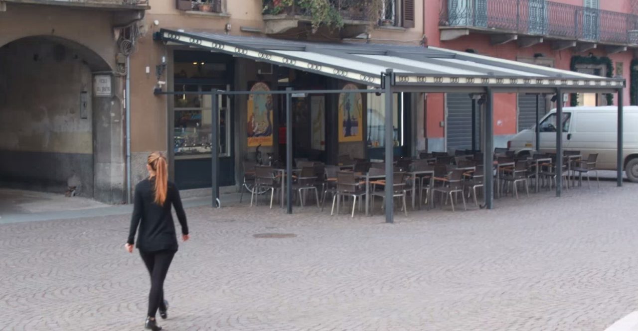 Tornano le strisce blu ma con mezz’ora in più per parcheggiare gratis. Novità sui dehors