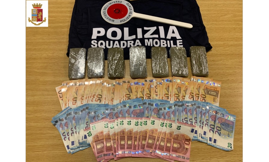 In auto c’è odore di hashish: scatta il controllo ed ecco la sorpresa