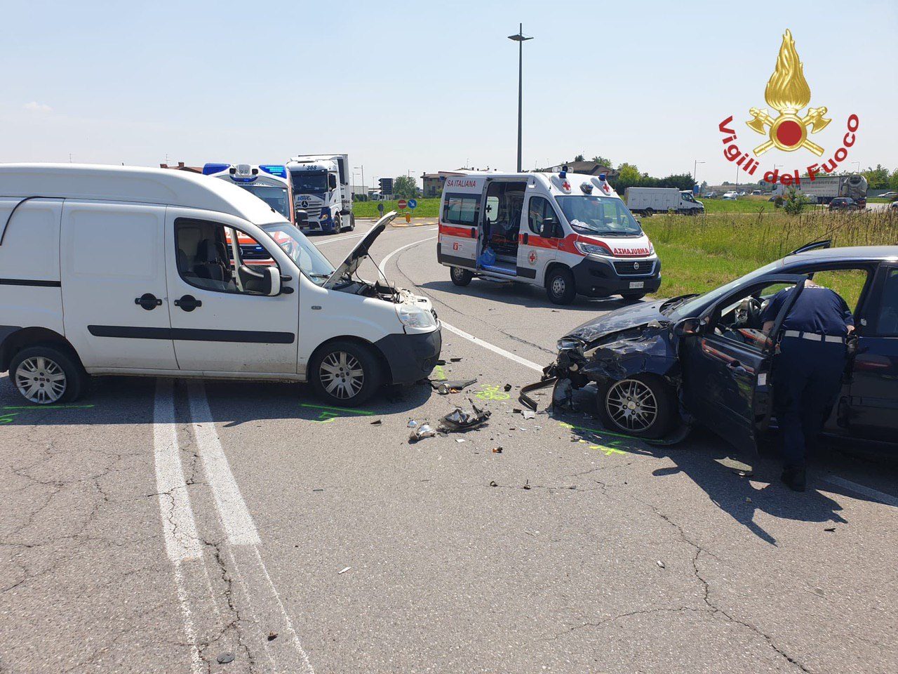 Schianto frontale a Calcinate tra auto e furgone, Vigili del fuoco sul posto