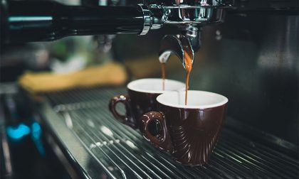 Il figlio è positivo al Covid, ma i genitori violano la quarantena per fare colazione al bar