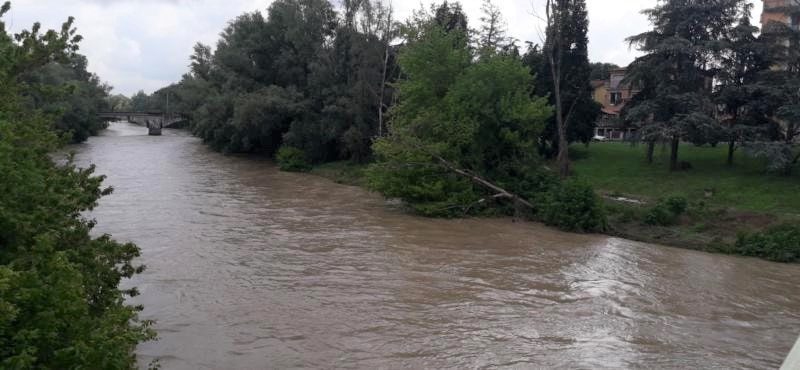 Il cadavere di una donna affiora dal fiume Serio