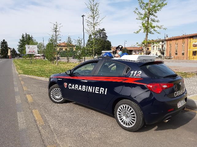 Scippano un’anziana e fuggono, rocambolesco inseguimento a Mornico