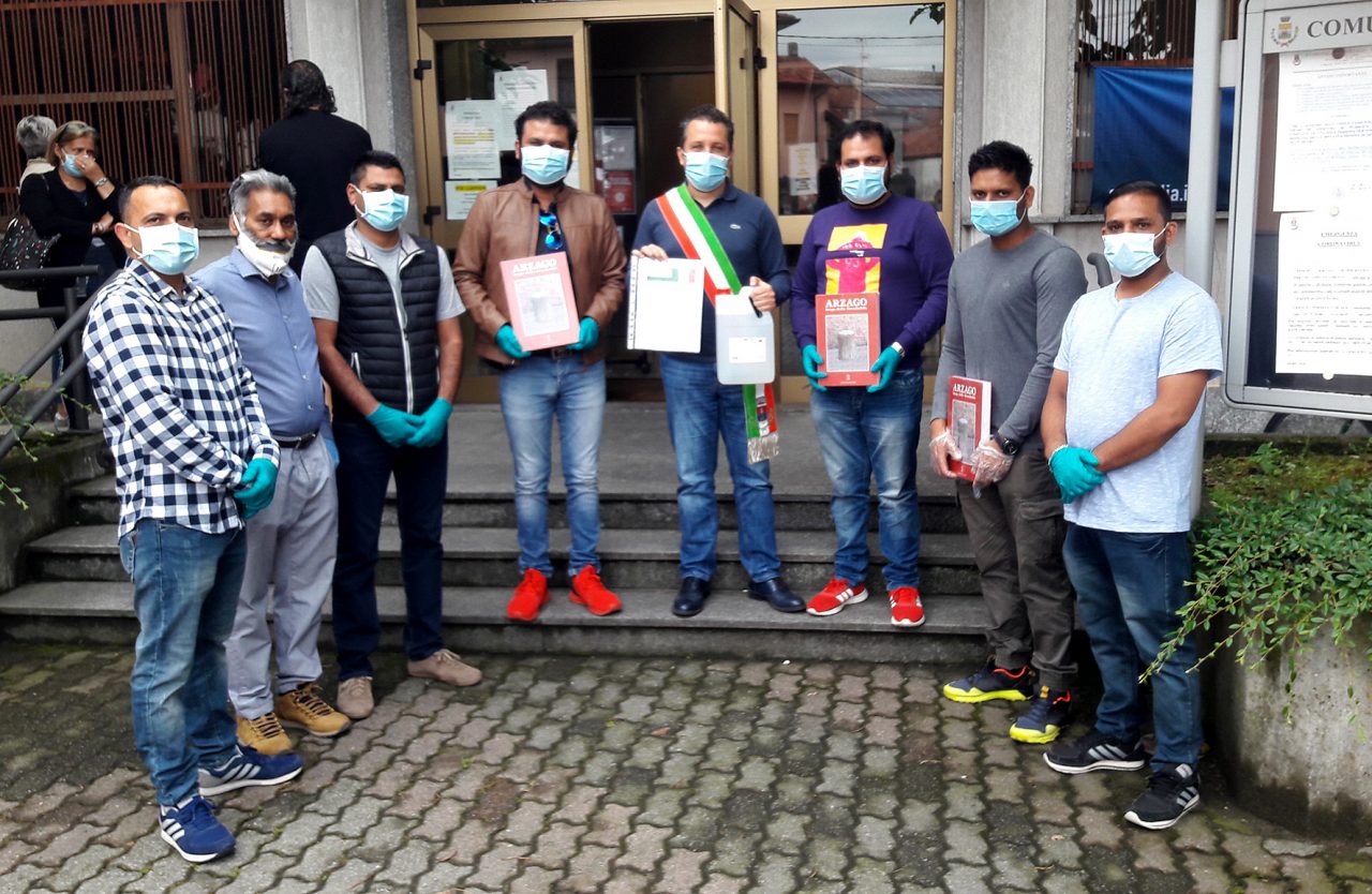 La comunità indiana dona al Comune gel disinfettante