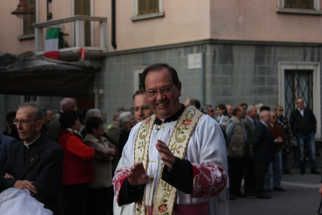 Don Emilio scrive ai fedeli: “Ho il cancro, pregate per me” VIDEO
