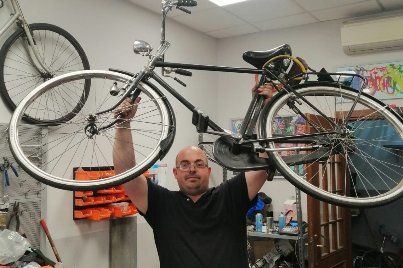 Niente bonus bicicletta? Matteo s’inventa il market dell’usato
