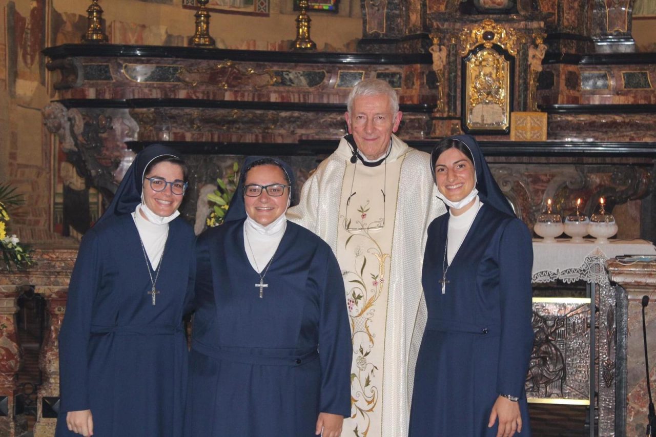 Tre nuove consorelle tra le suore adoratrici di Rivolta, festa grande in piazza
