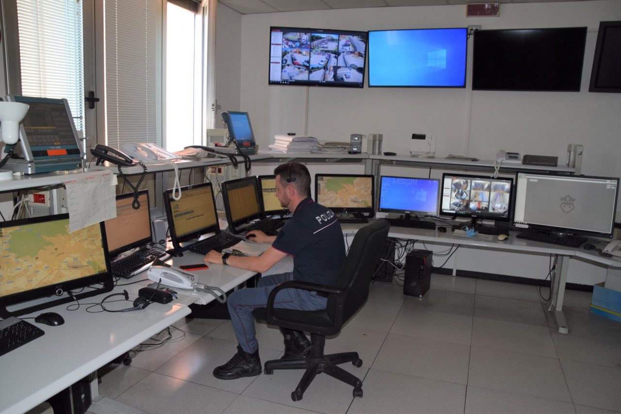 Telefonate, messaggi e pedinamenti, stalker arrestato a Bergamo