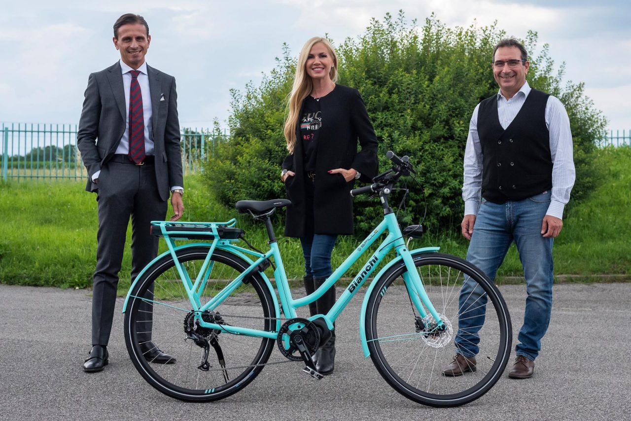 Federica Panicucci a Treviglio: anche lei si è comprata una bicicletta