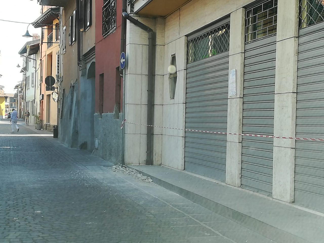 Cade un pezzo di cornicione, pericolo in centro a Pontirolo
