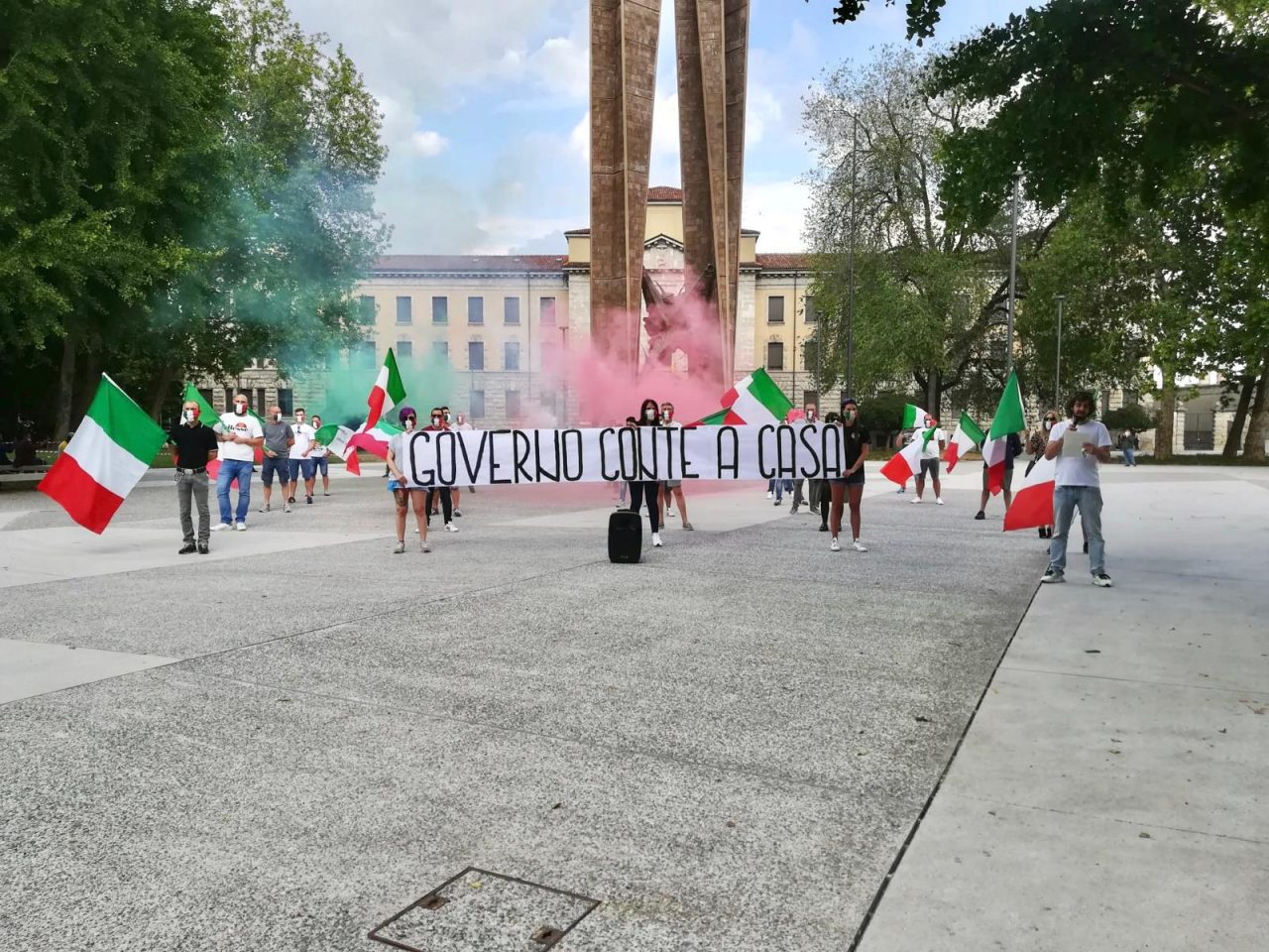 Mascherine Tricolori sesto sabato in piazza per protestare