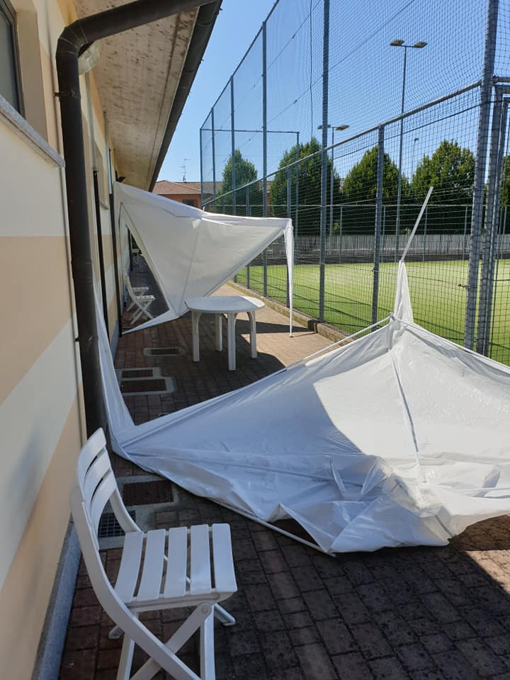 Vandali al centro sportivo, danneggiati i gazebo dei campi da tennis