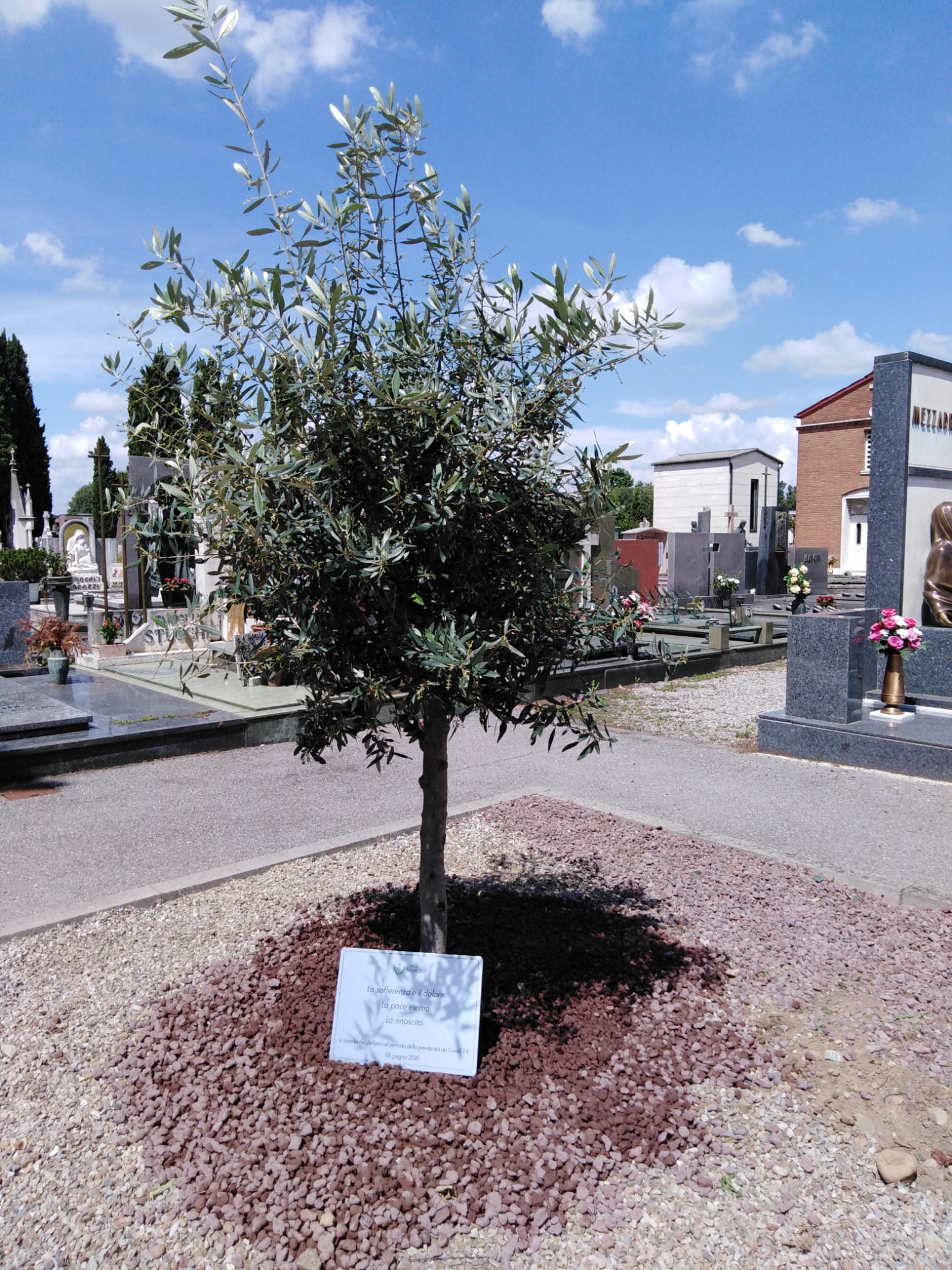 Cimitero Treviglio targa morti Covid