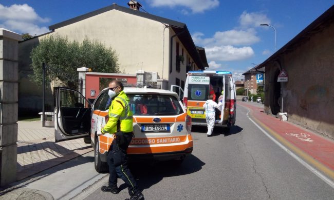 Chiari, paura per una ragazza caduta dal balcone