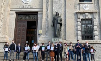 A Bergamo è il “Denuncia Day”: "Contiamo 16mila morti, le istituzioni si assumano la responsabilità" FOTO