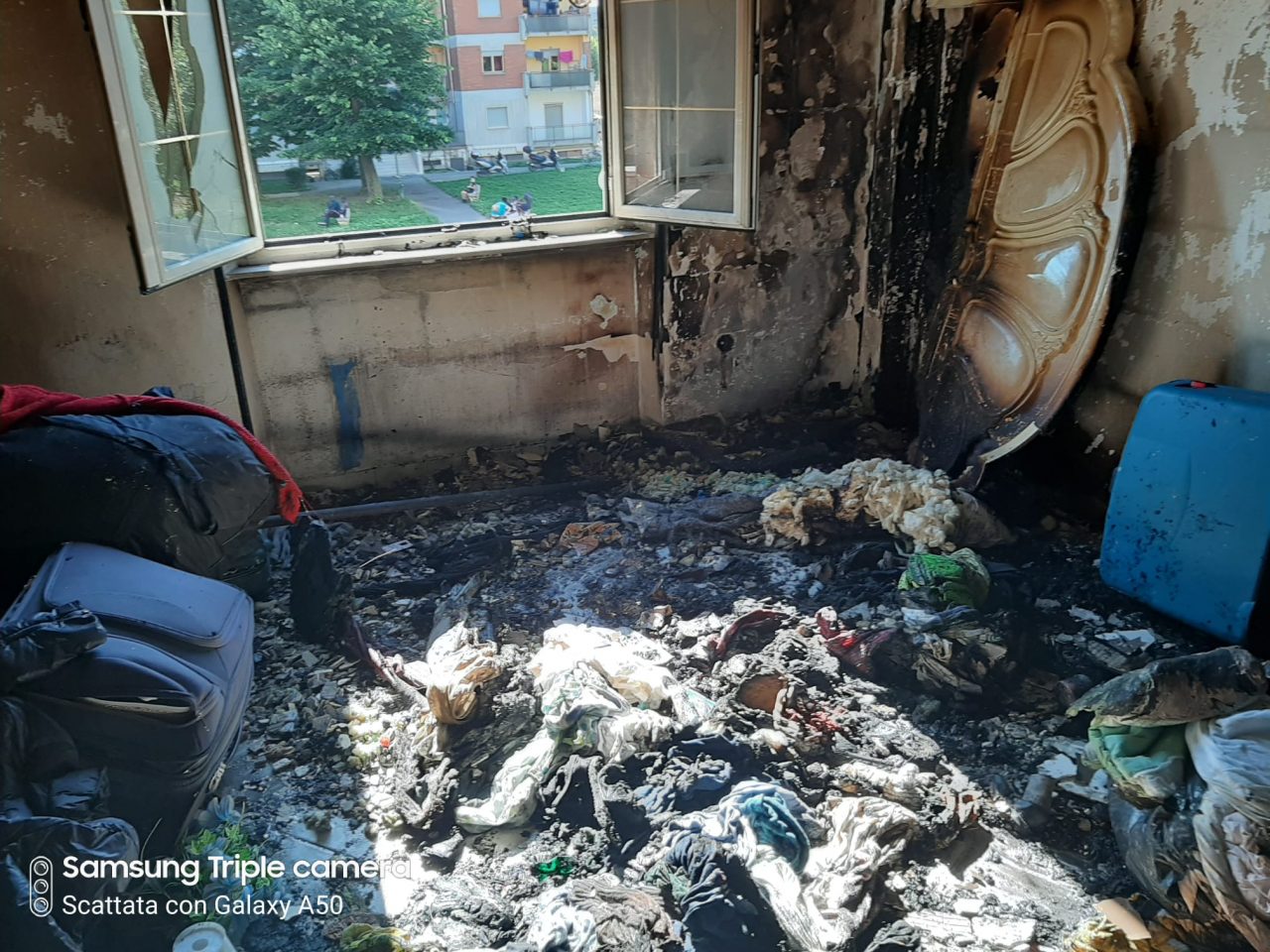 E’ bastata una candela accesa: appartamento devastato FOTO