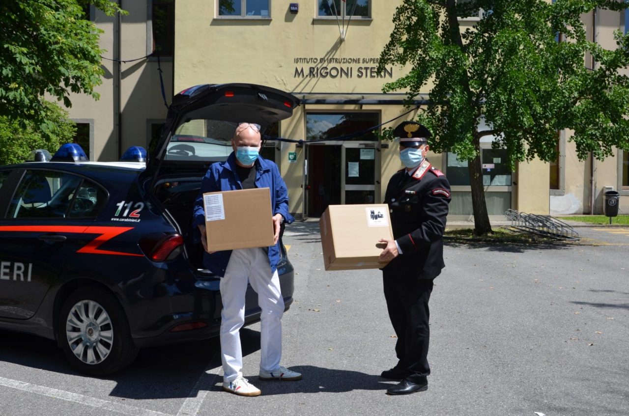 Tablet per gli studenti, li consegnano i carabinieri