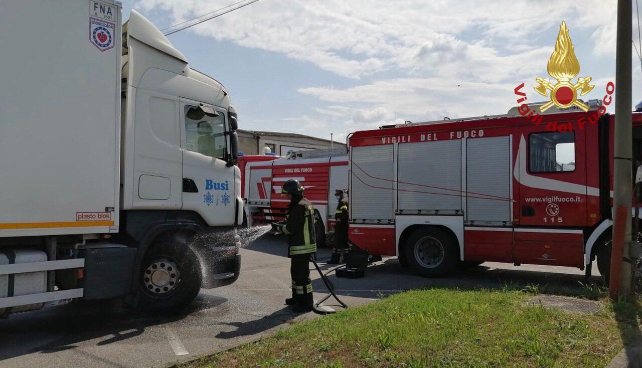 Camion rischia di prendere fuoco sulla ex SS11