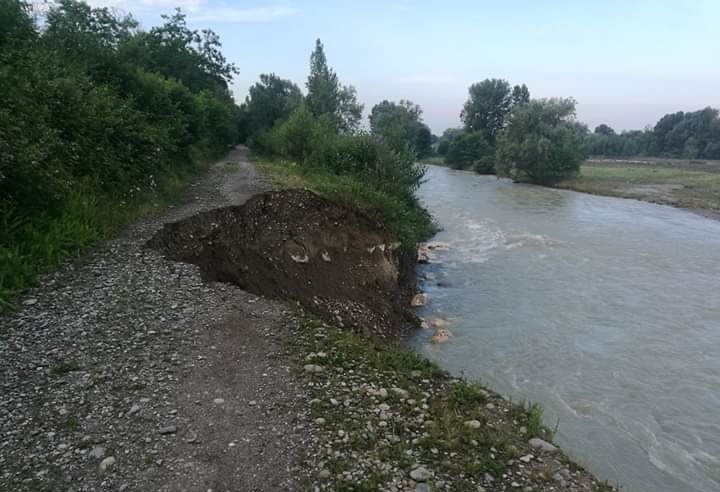 La piena del Serio si porta via un altro pezzo di pista ciclabile