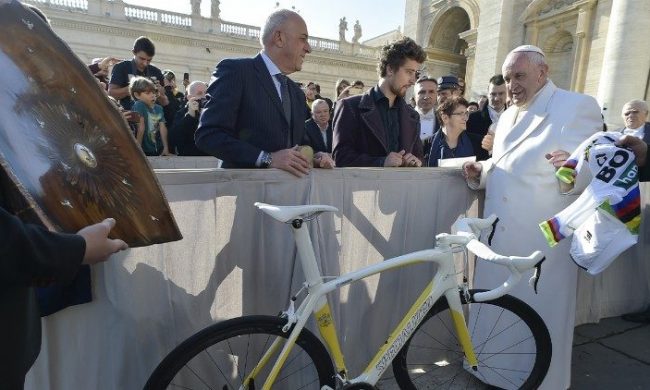 L’asta benefica del Papa per gli ospedali di Bergamo e Brescia convince gli sportivi