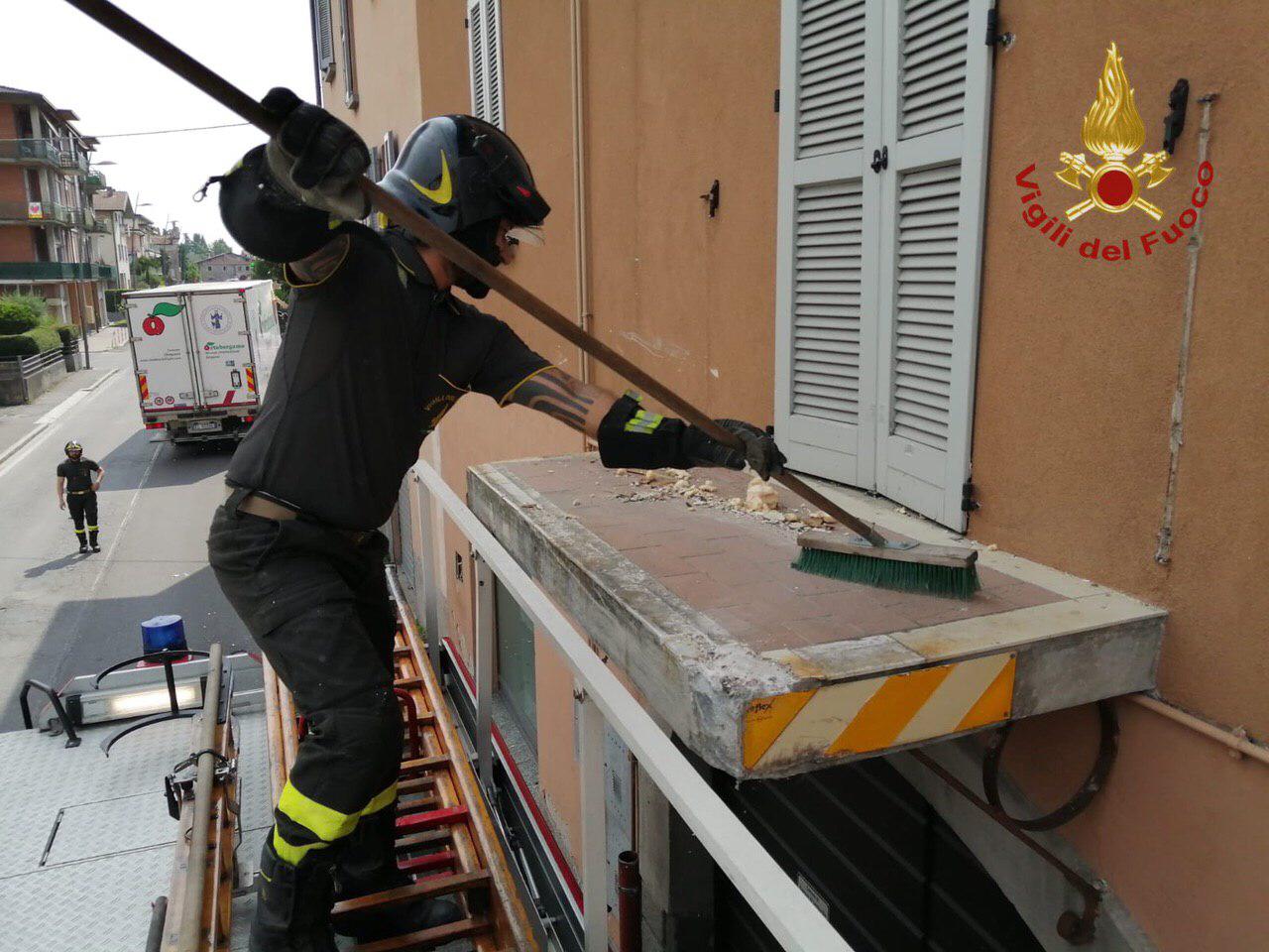 vigili del fuoco camion urta balcone (3)