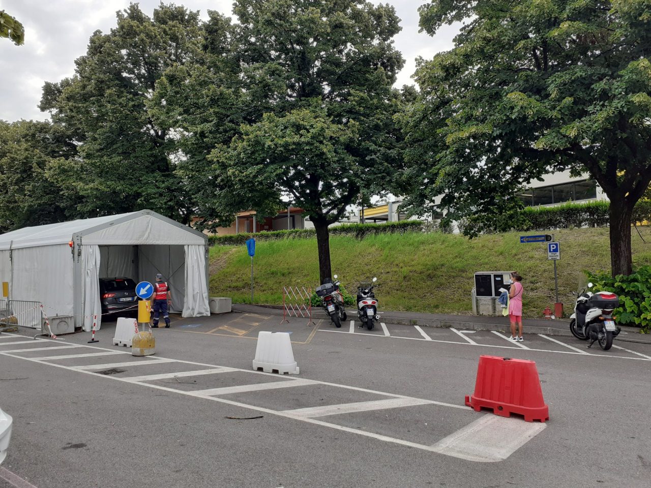 Ospedale, i tamponi drive-in si spostano nel piazzale VIDEO