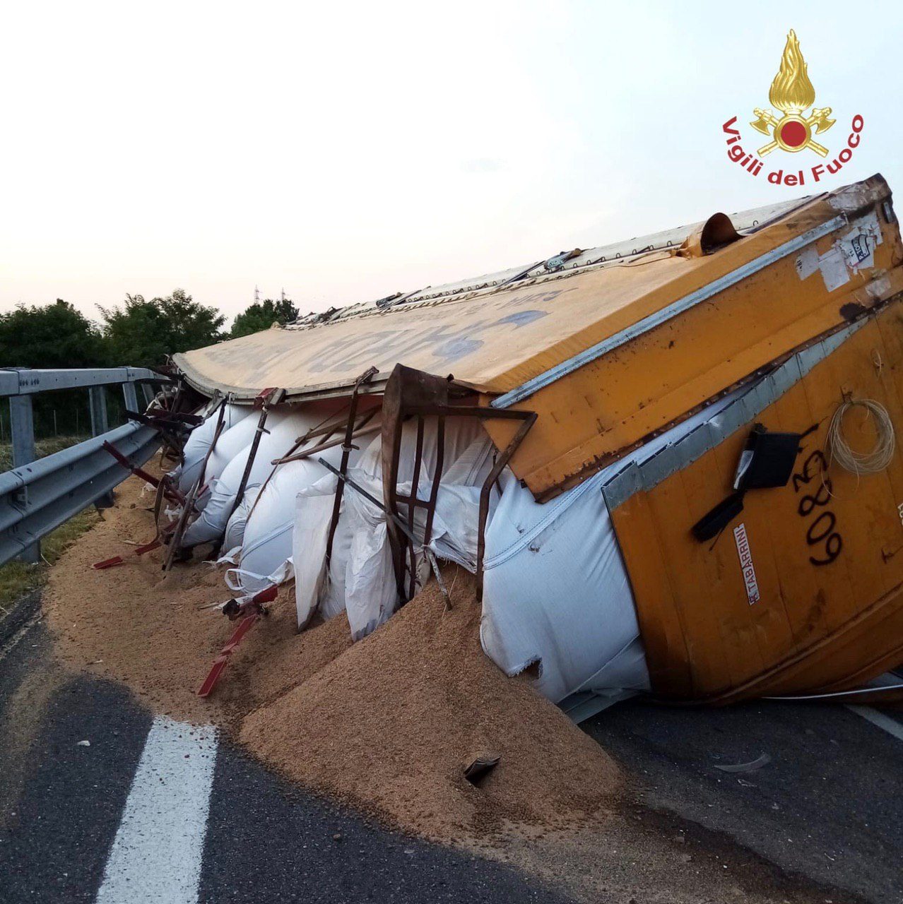 Camion si ribalta e perde il carico su Brebemi