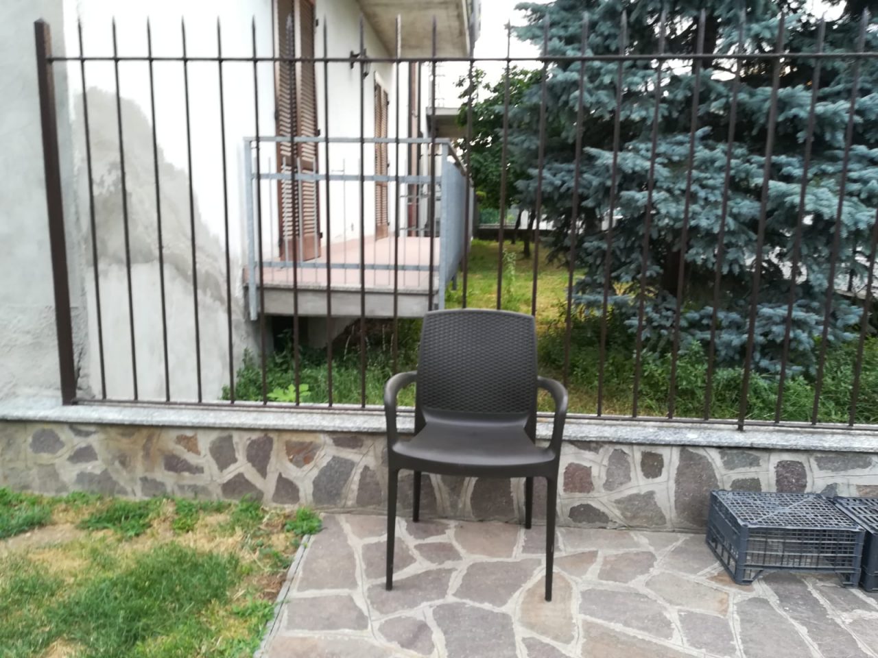 Pensionato scippato nel giardino di casa sua