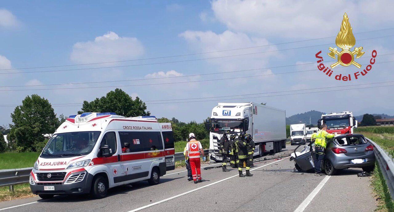 Schianto frontale tra Tir e auto, c’è un morto