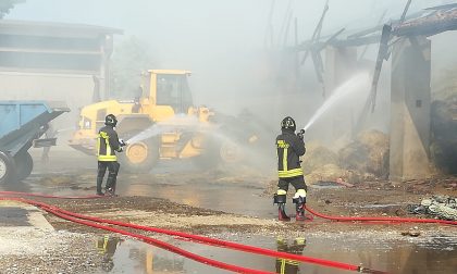 Devastante incendio in cascina, fienile distrutto dalle fiamme VIDEO FOTO