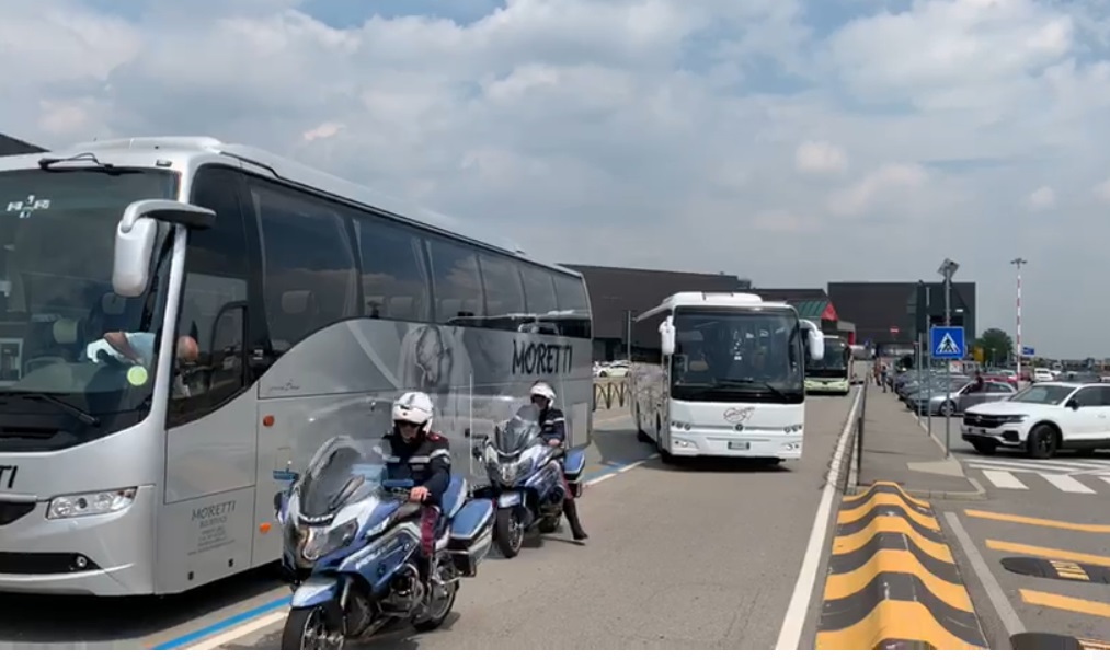 A Orio la protesta dei bus turistici: “Così non sopravviviamo” VIDEO
