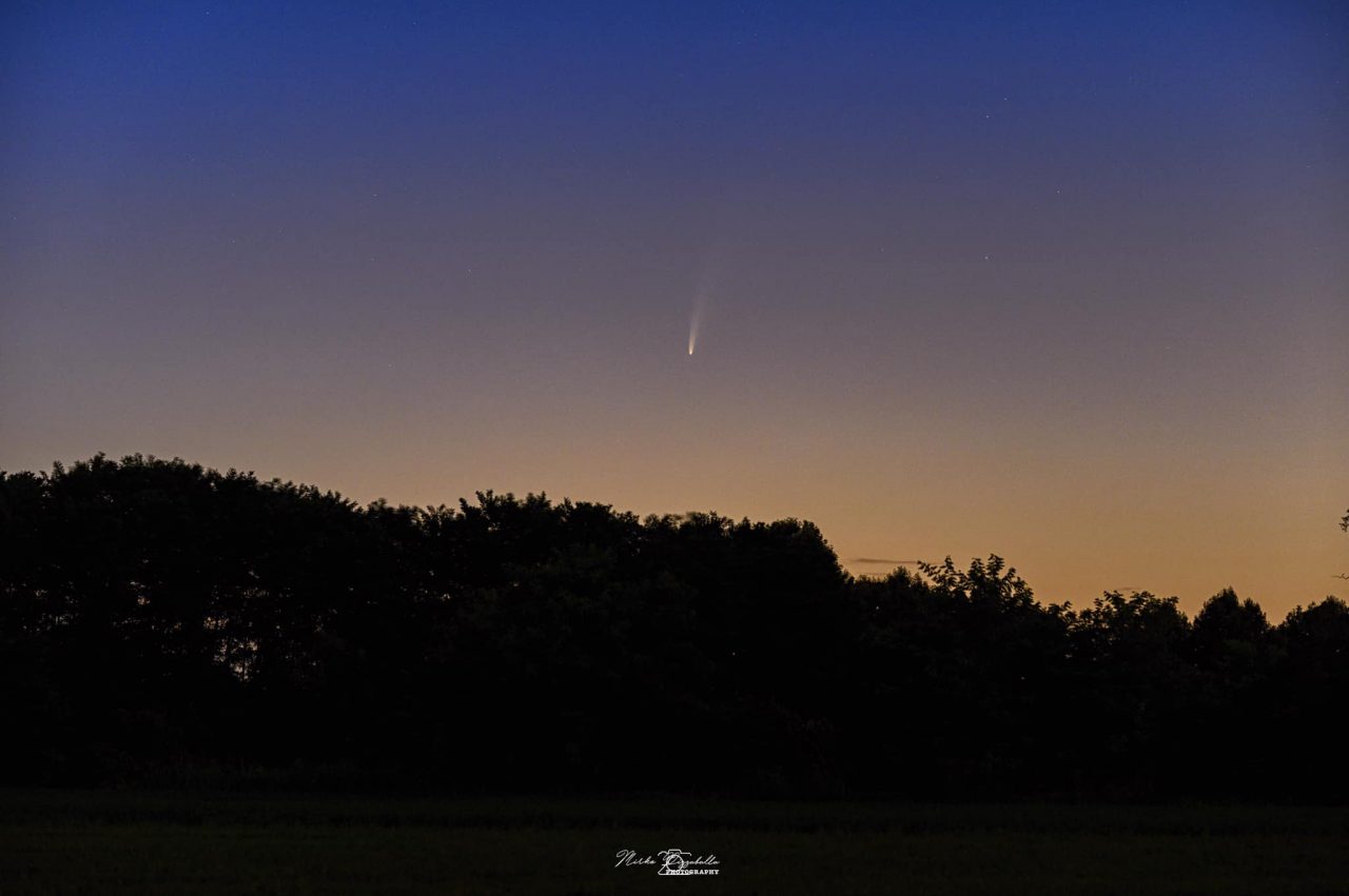 Immortala la cometa Neowise nei cieli sopra a Bergamo