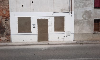 La Polizia "mura" l'appartamento abbandonato dopo il blitz: ecco cosa c'era dentro FOTO