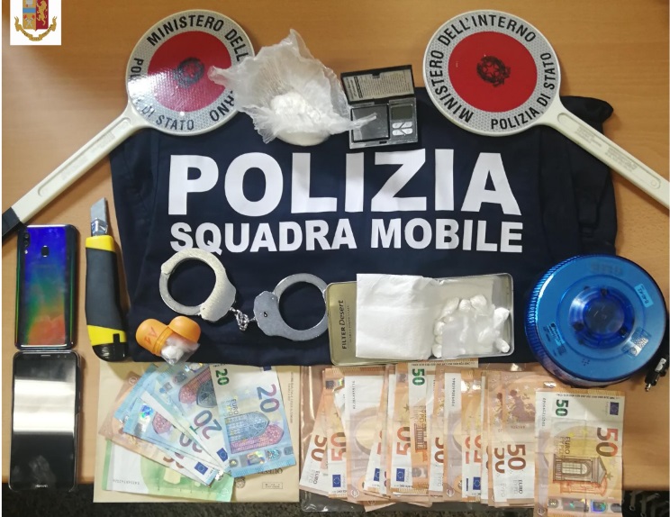 Nel marsupio mezzo etto di cocaina, arrestato ricercato