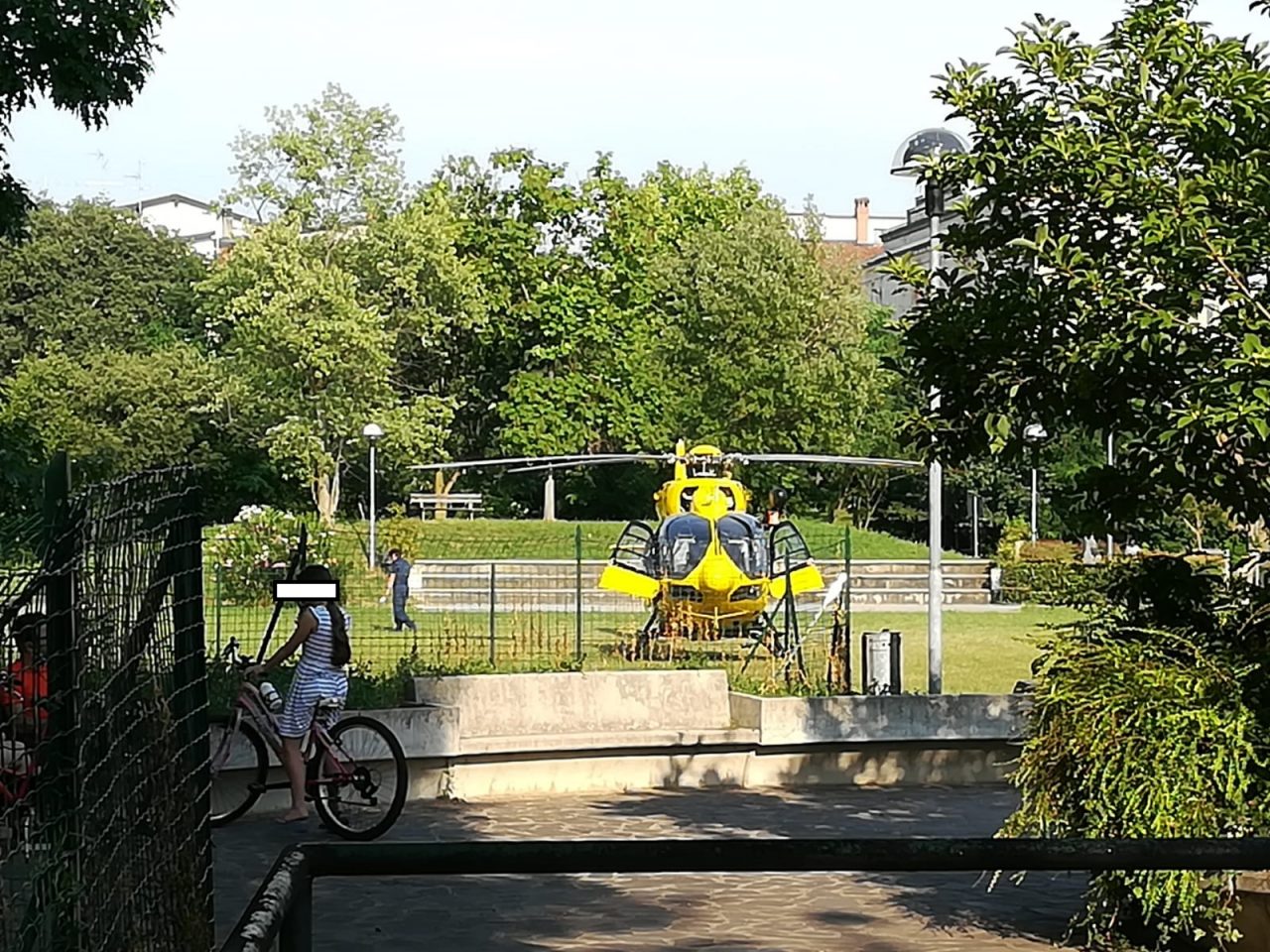 Malore in via Diaz, arriva l’elisoccorso