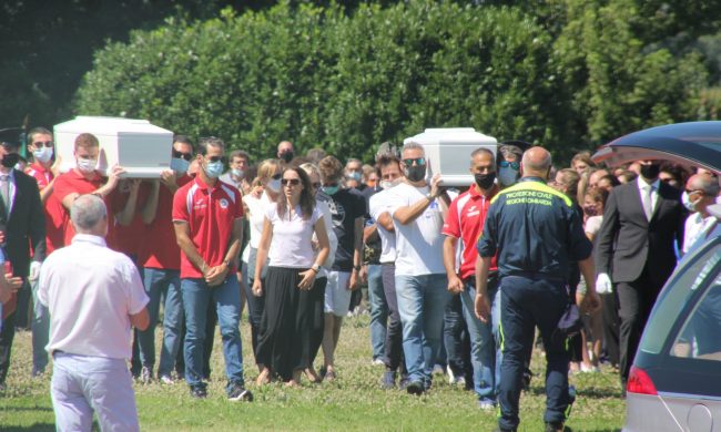 Le parole di Vasco Rossi per l’ultimo saluto a Elena e Diego, i gemellini uccisi dal padre VIDEO e FOTO