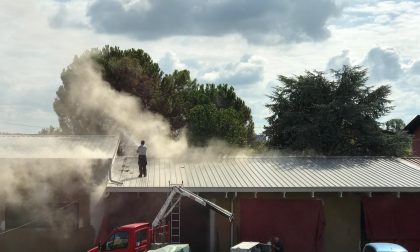 Incendio alla sede Avis, danni al tetto FOTO