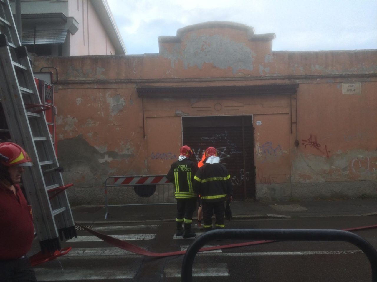 Treviglio, incendio in un cortile in pieno centro  FOTO