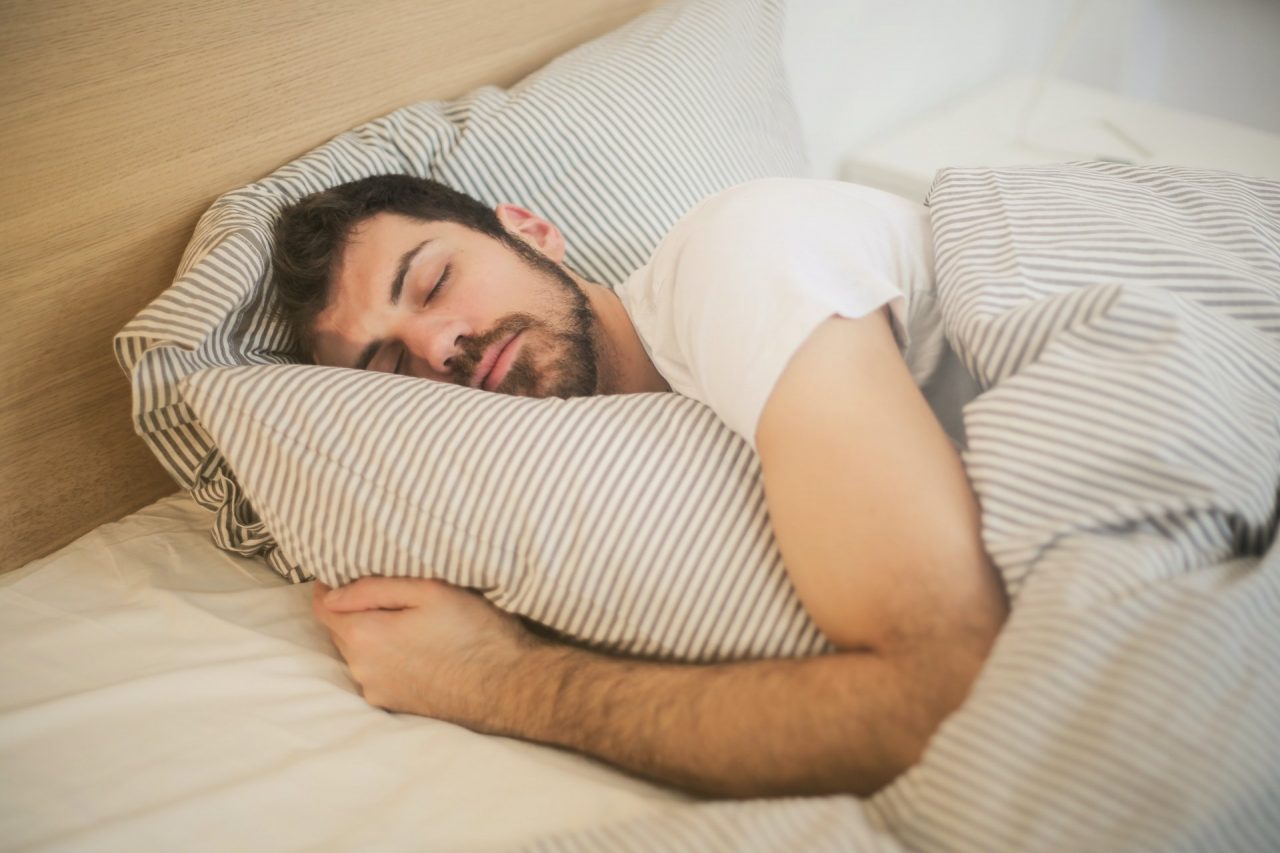 Lo credono morto invece stava solo dormendo (e profondamente)
