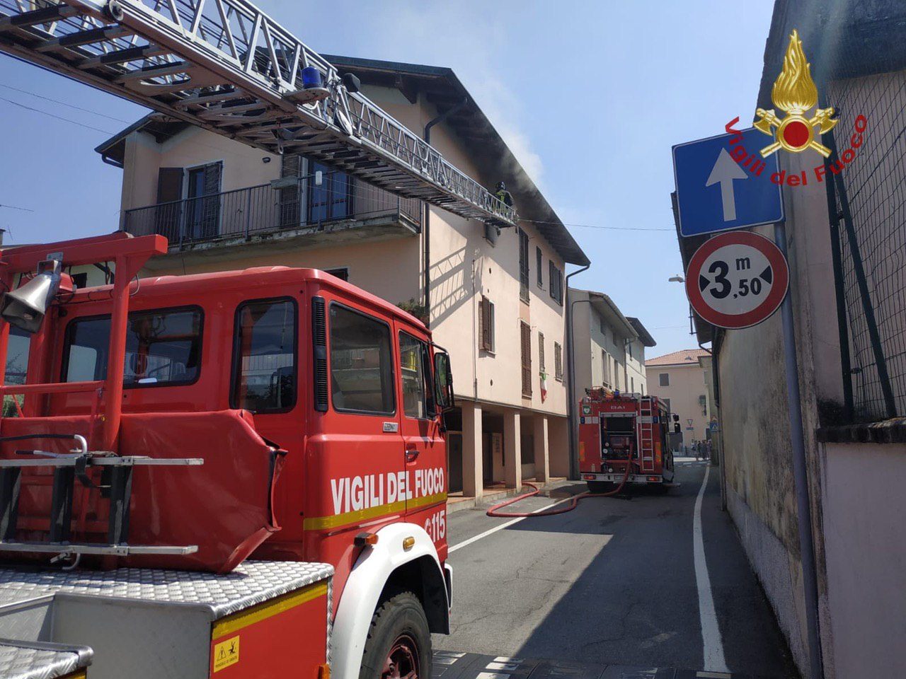 Fiamme dalla cucina, l’incendio devasta l’appartamento VIDEO FOTO