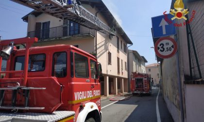 Fiamme dalla cucina, l'incendio devasta l'appartamento VIDEO FOTO