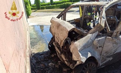 Auto a Gpl  prende fuoco dopo l'incidente pompieri al lavoro FOTO