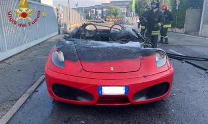 La Ferrari appena comprata va a fuoco fuori dal concessionario  FOTO