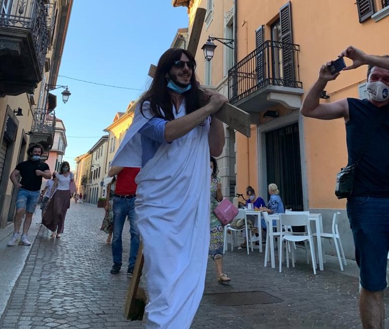 Si traveste da Gesù Cristo e sfila con la croce per festeggiare i 33 anni FOTO