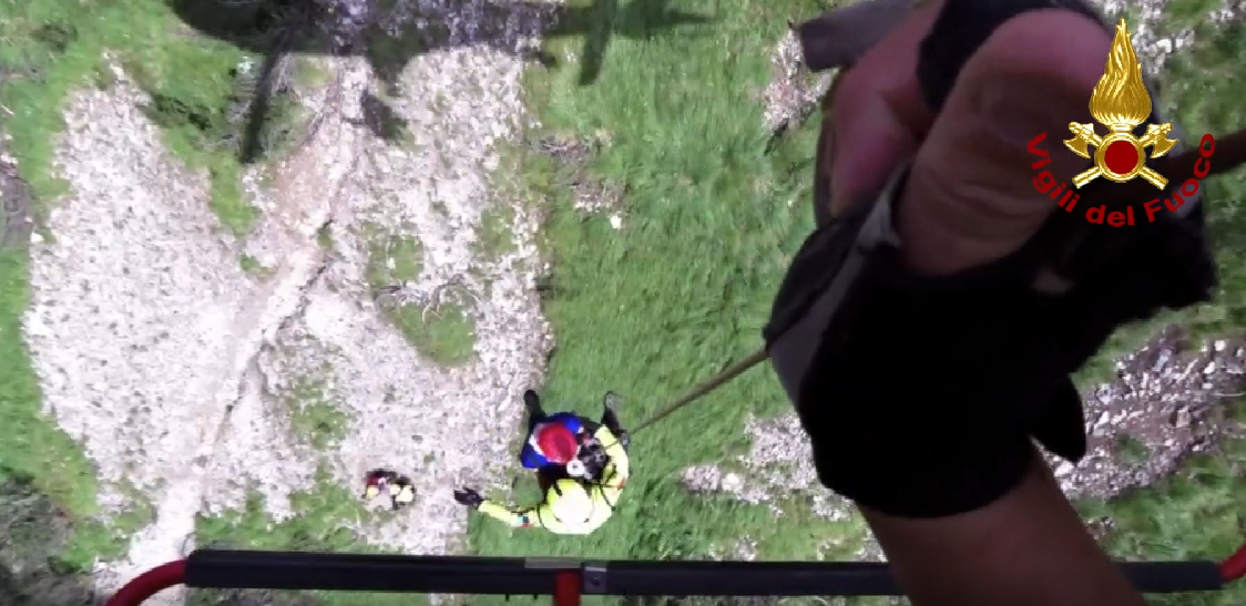 Escursionisti in difficoltà, salvi grazie allo spettacolare recupero dei Vigili del fuoco VIDEO