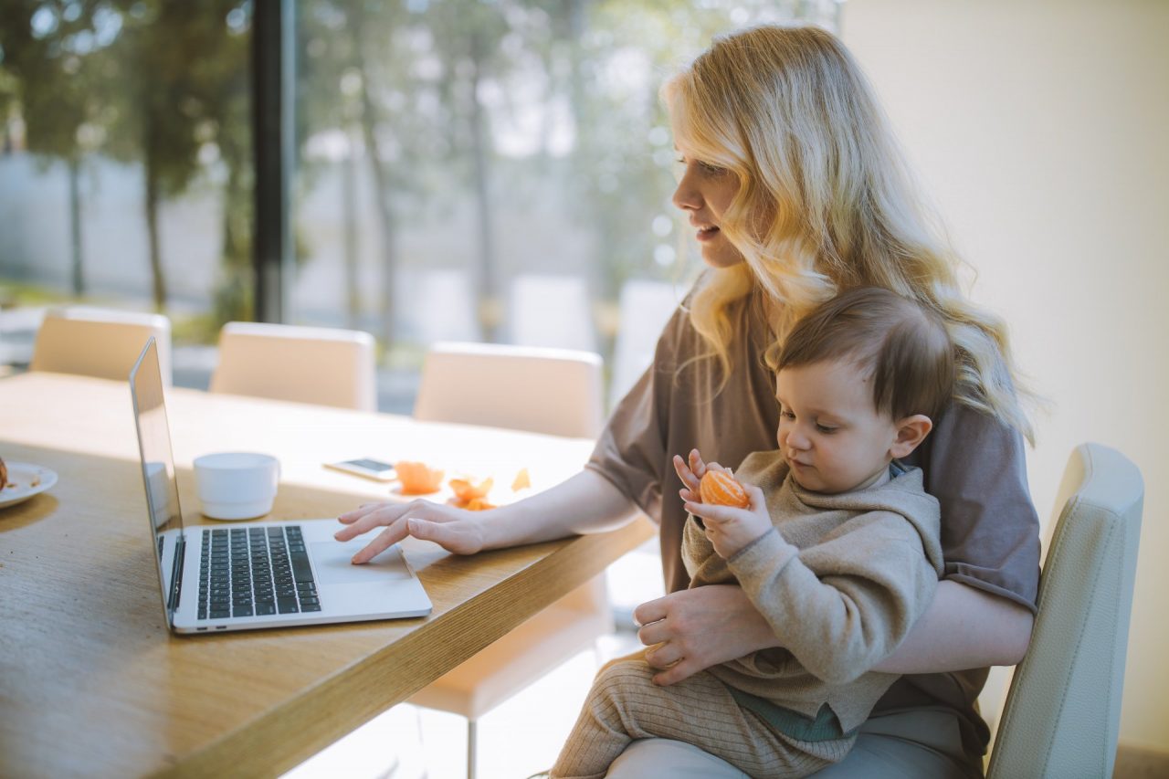 Neogenitori e lavoro: oltre 50mila dimissioni e il 73% sono donne