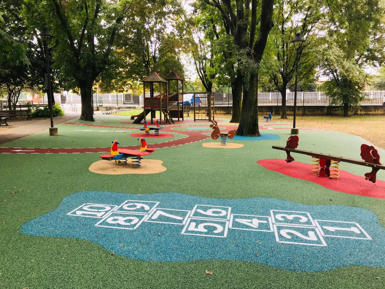 Giochi al parco, finita la posa della pavimentazione